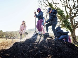 Dans l’Aude, éduquer les enfants aux enjeux agricoles de demain par la plantation d’arbres