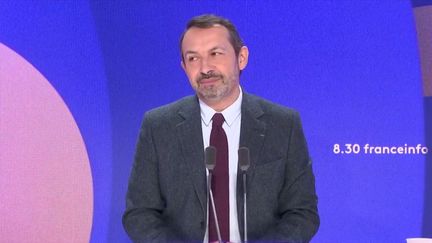 Iran : Emmanuel Macron "ne peut pas s'empêcher de faire du spectacle" et Jean-Noël Barrot est "toujours un peu en retard d'un métro", cingle Sébastien Chenu